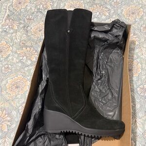 La Canadienne 40MM Suede Knee-High Boots, Size 7.5– Never Worn (damaged box)